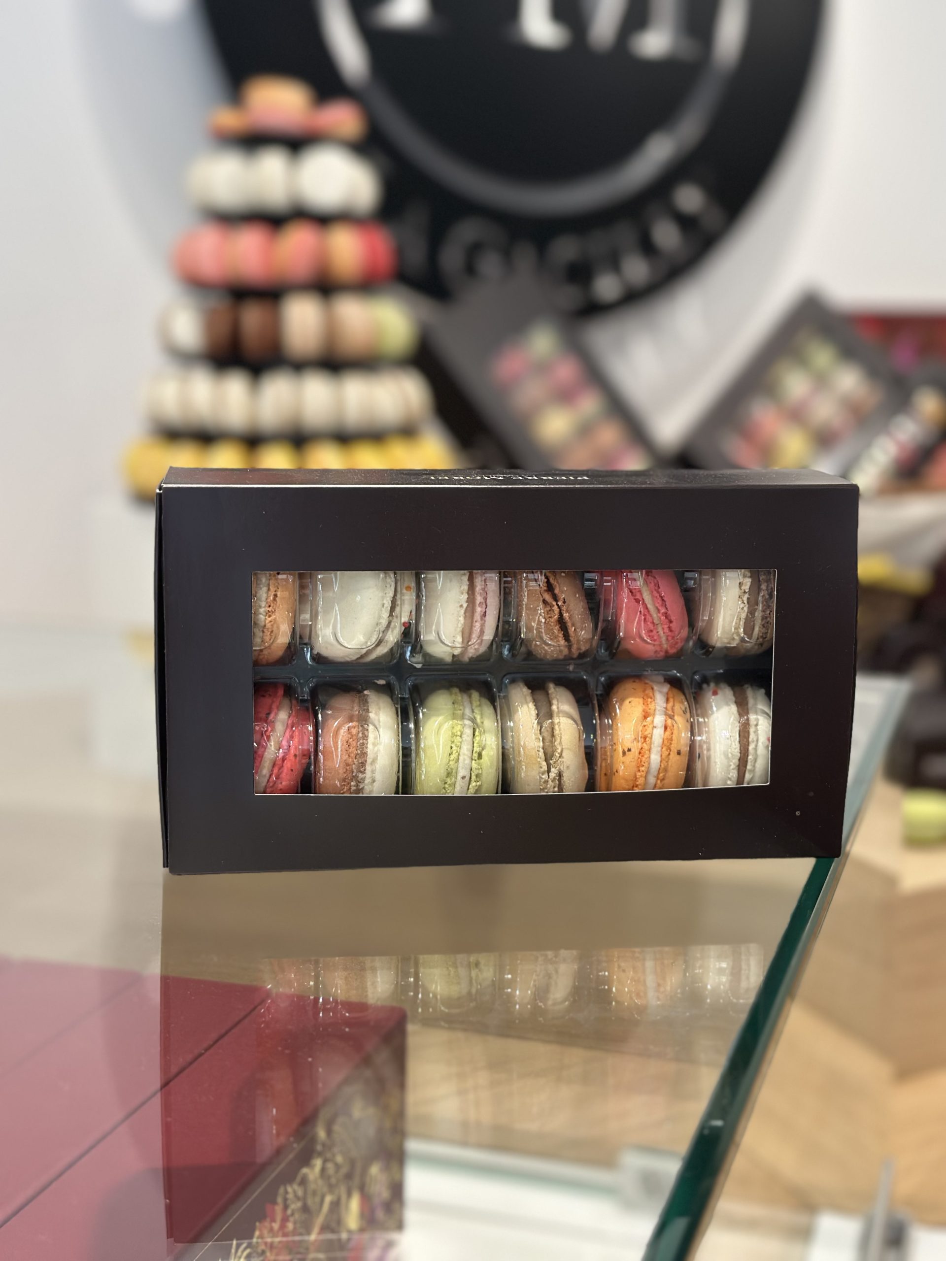 Coffret de macarons Pierre Morel en boutique