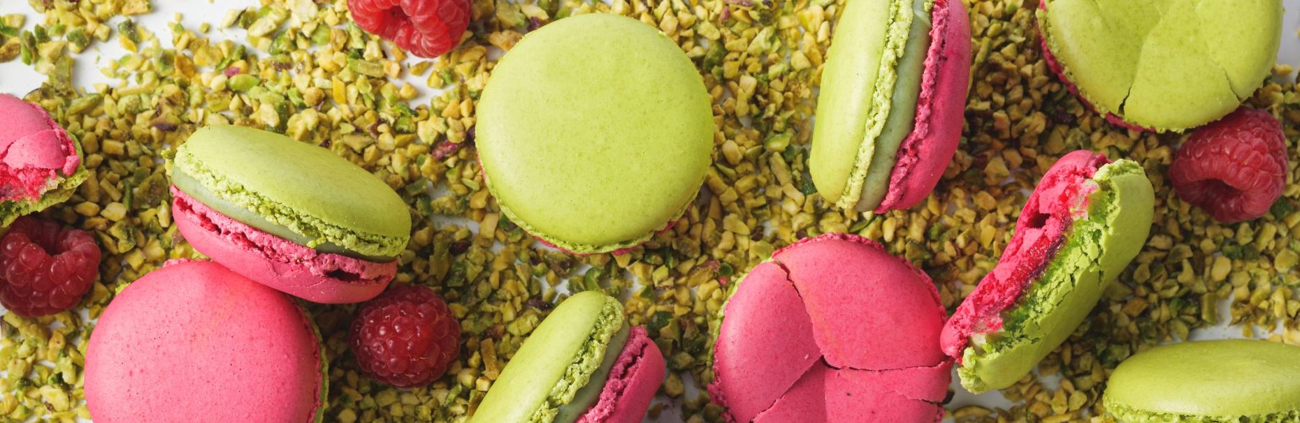 Macarons artisanaux et fruits rouges