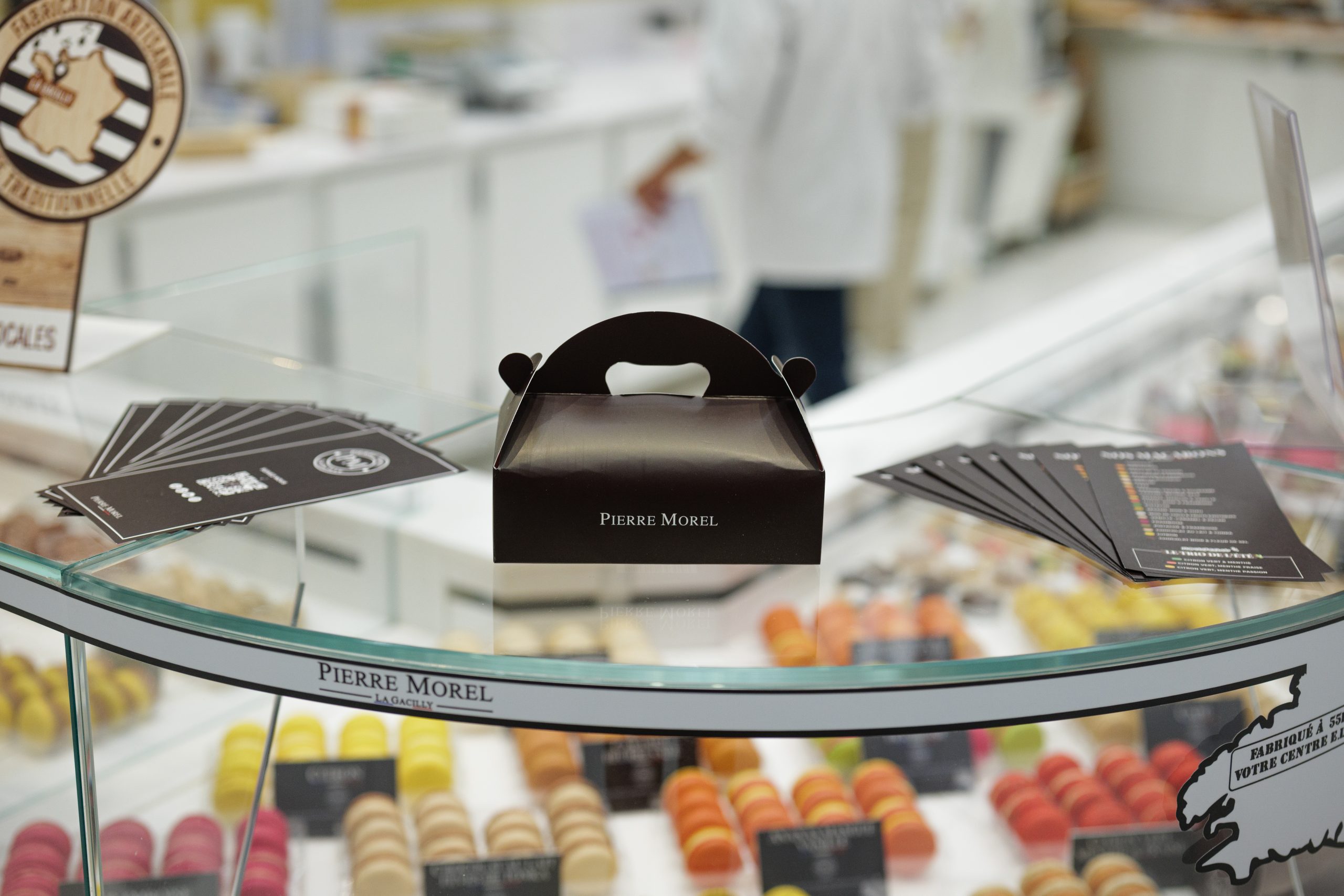 Mise en place de macarons Pierre Morel en point de vente