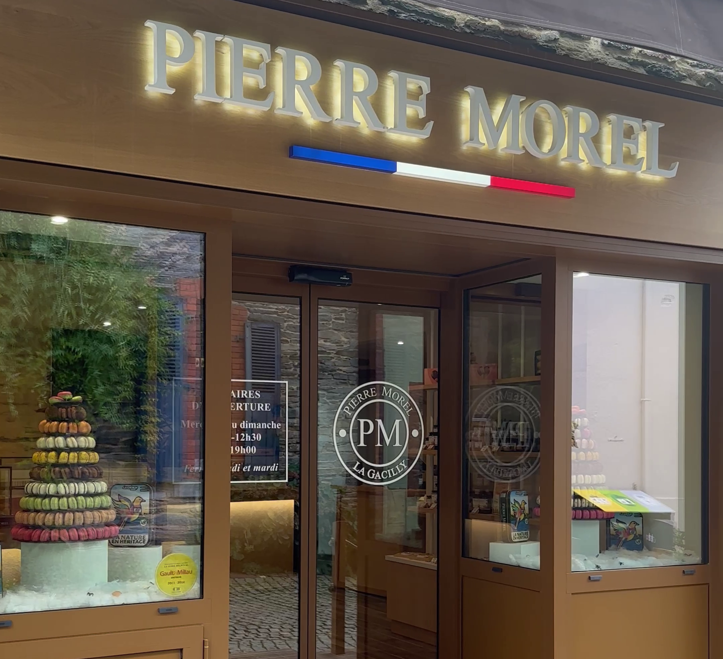 Façade de notre boutique de macarons à La Gacilly