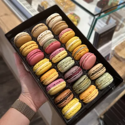 Coffret de macarons Pierre Morel aux couleurs variées