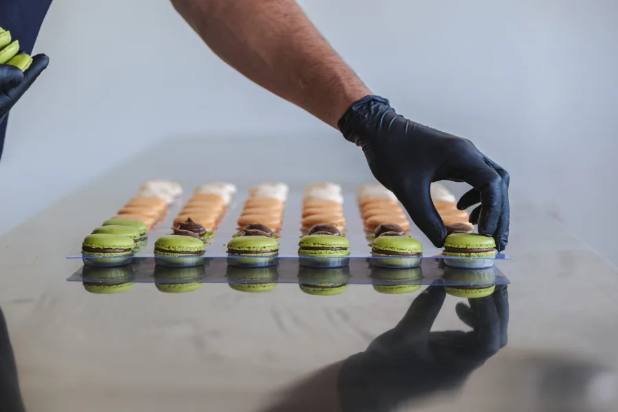Fabrication des macarons de la Maison Pierre Morel à La Gacilly