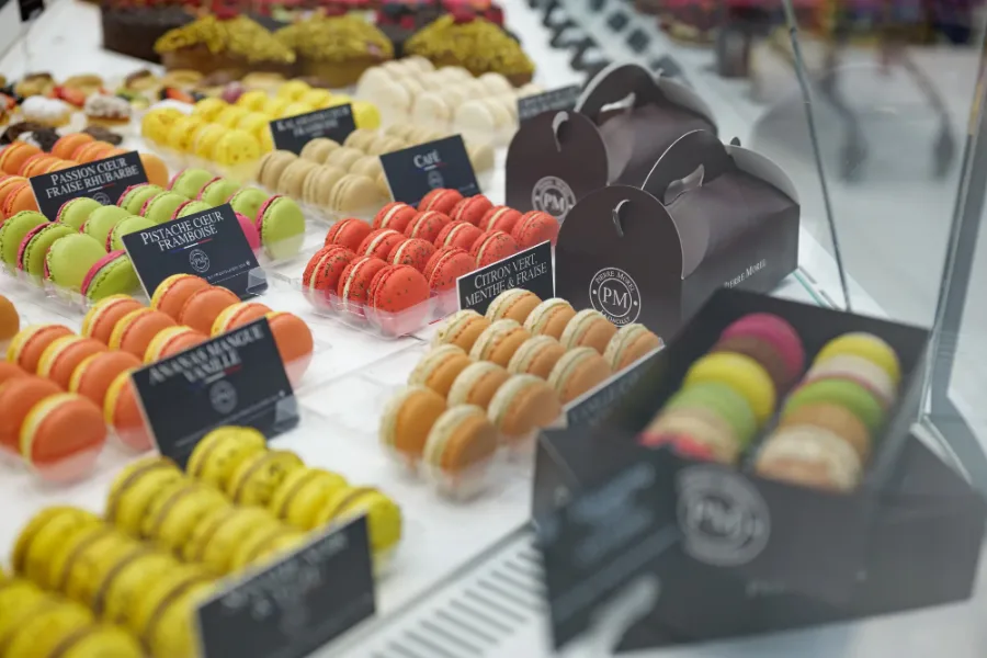 Macarons artisanaux présentés en point de vente